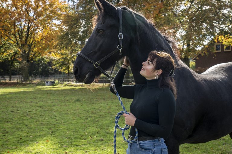 Helenahoeve-Rosie-met-paard-768×512